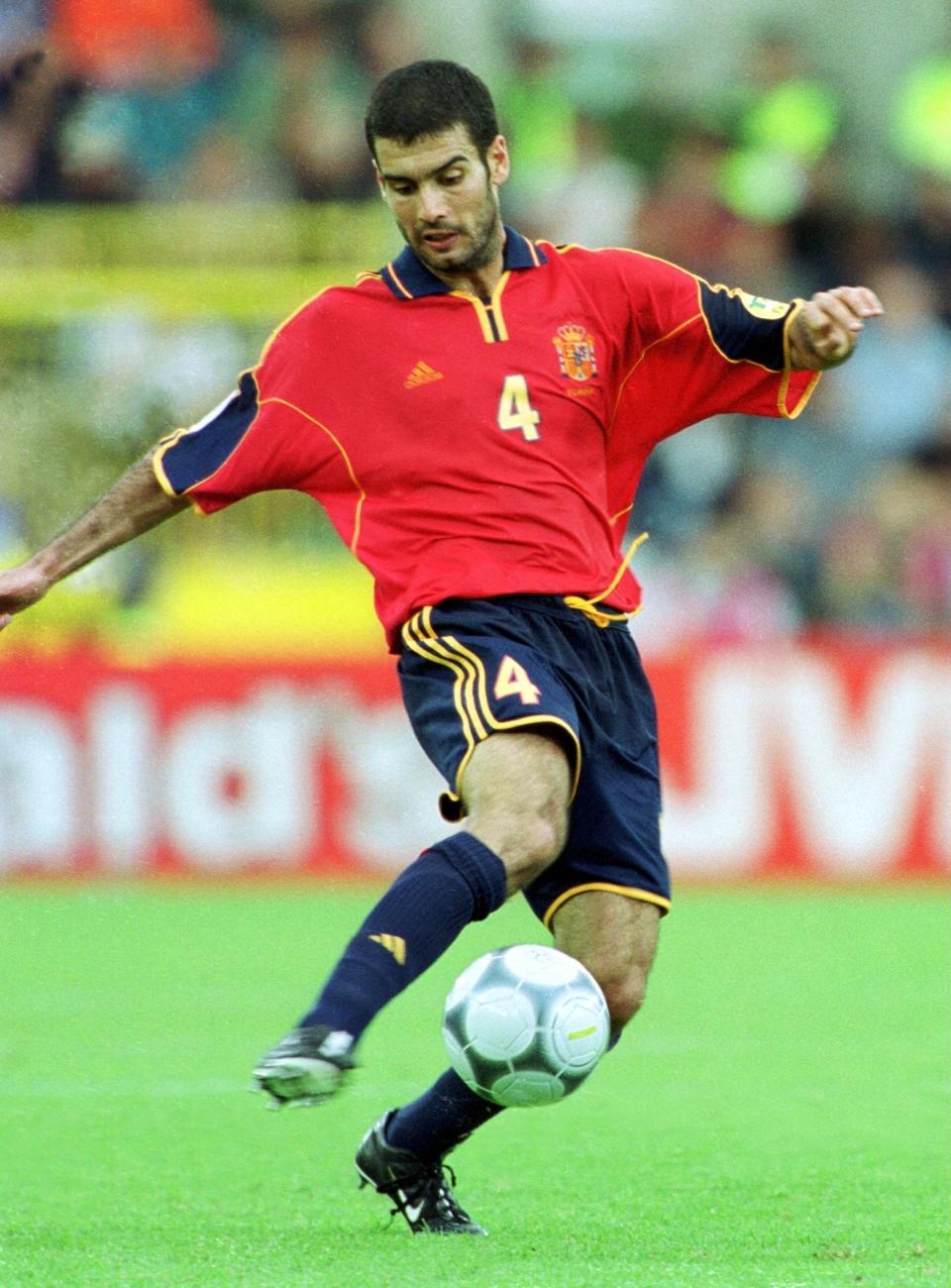 Guardiola con la camiseta de la selección española en la Eurocopa del 2000. (Foto: Uwe Kraft / ullstein bild / Getty Images).