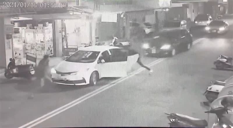 黑色轎車衝撞白色轎車往後倒退，接著衝撞2名少年後，失控撞進檳榔攤。(圖／翻攝畫面)