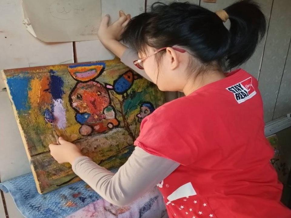 中國醫大兒童醫院癲癇病童畫展，小畫家采潔抗癲12年，家人醫療團隊細心照顧，發現繪畫天分。（圖：中國醫大兒童醫院提供）