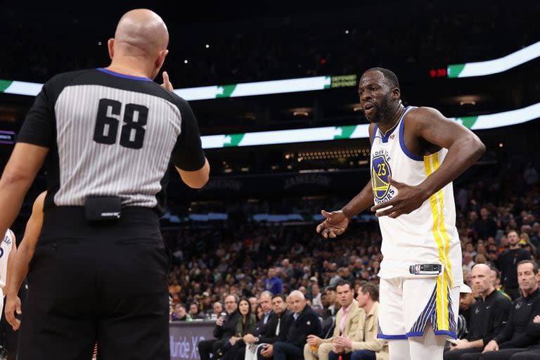 El gesto de Draymond Green, de Golden State Warriors, en su intento de minimizar el golpe que le dio a Jusuf Nurkic, de Phoenix Suns.