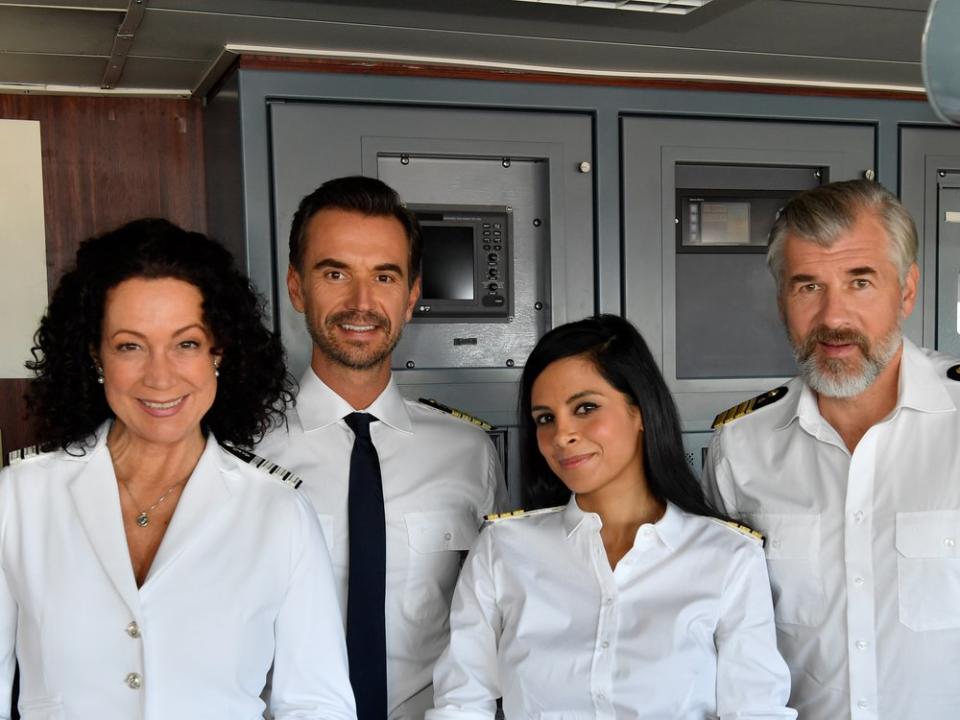 Zusammen mit seiner Crew Hanna Liebhold (Barbara Wussow, l.), Dr. Jessica Delgado (Collien Ulmen-Fernandes, 2.v.r.) und Staff-Kapitän Martin Grimm (Daniel Morgenroth, r.) begibt sich Kapitän Max Parger (Florian Silbereisen, 2.v.l) auf eine neue Reise. (Bild: ZDF/Dirk Bartling)