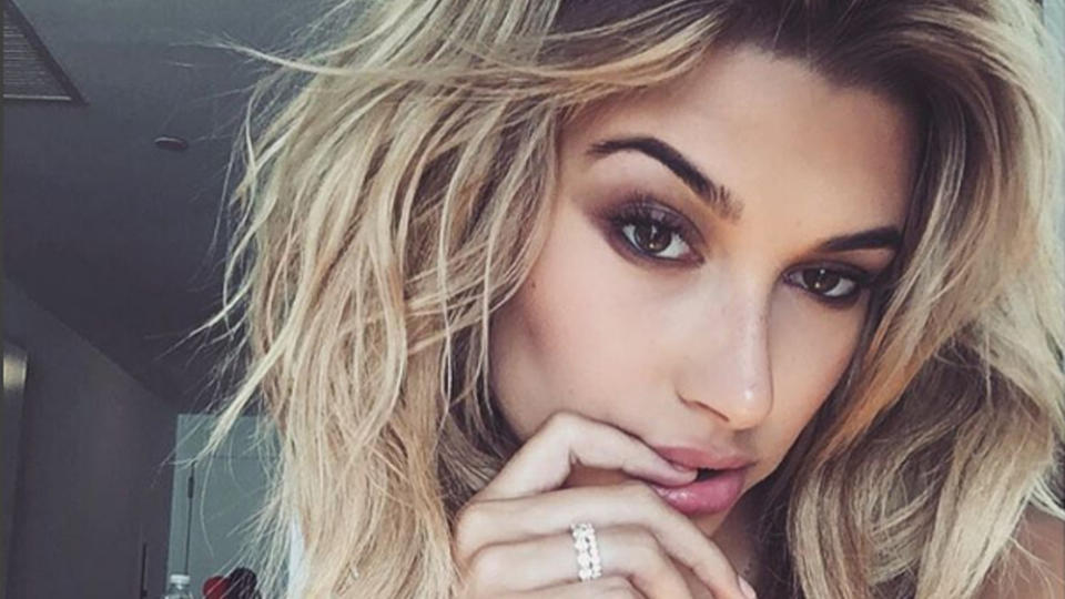 Hailey Baldwins blonde Mähne wirkt dank Balayage-Technik wunderbar natürlich