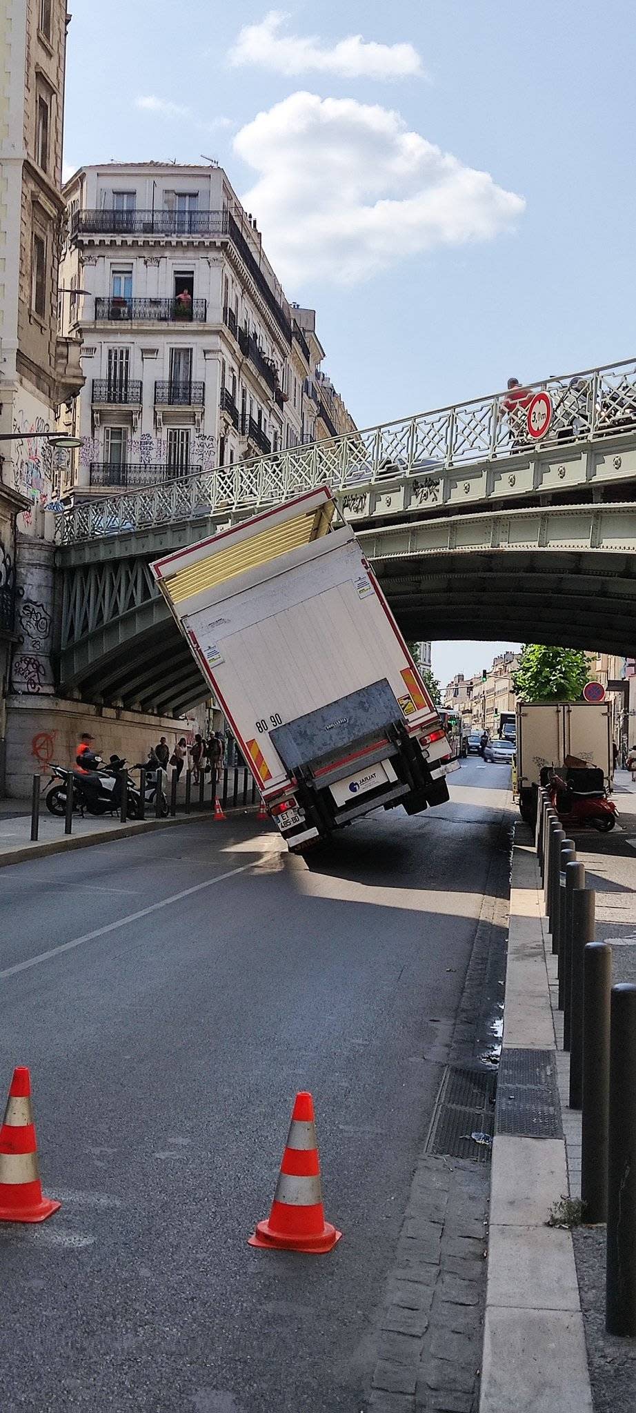 Un camion s’est coincé sous le pont Cours Lieutaud à Marseille, le 30 mai 2023.