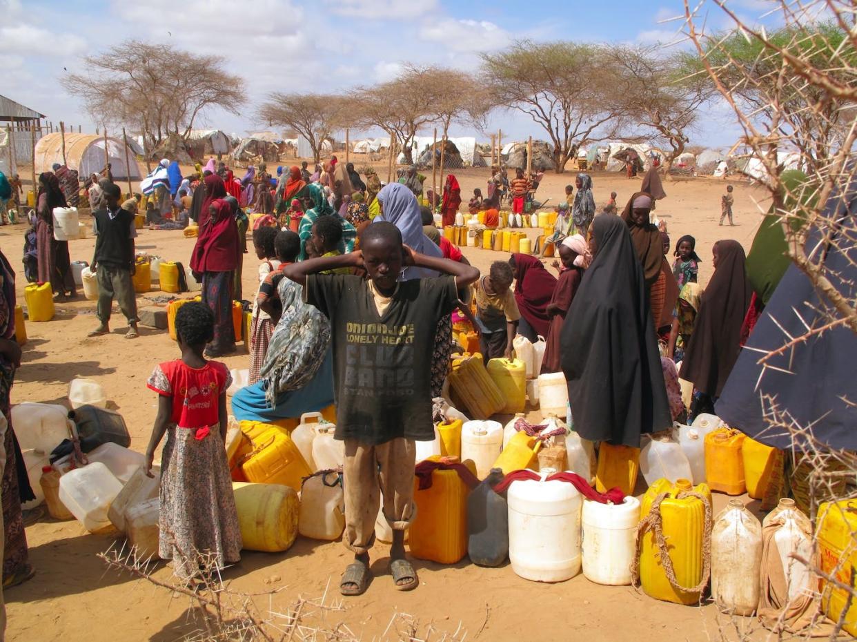 Muchas de las personas que llegan a los campos de refugiados de Somalia como este huyen del hambre y la sequía. <a href="https://www.shutterstock.com/es/image-photo/dadaab-somaliaaugust-15-unidentified-men-women-83839363" rel="nofollow noopener" target="_blank" data-ylk="slk:Sadik Gulec / Shutterstock;elm:context_link;itc:0;sec:content-canvas" class="link ">Sadik Gulec / Shutterstock</a>