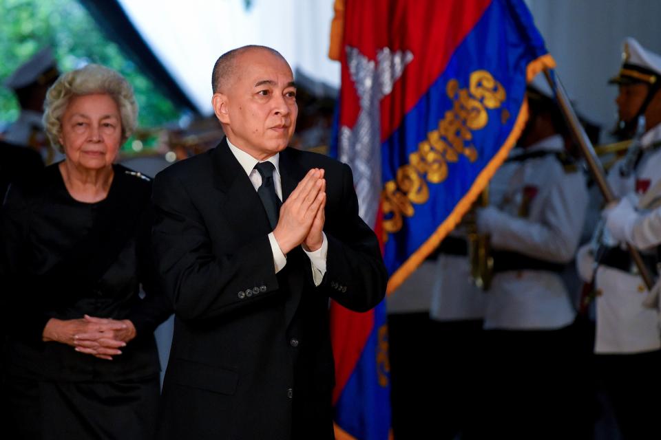 Cambodia’s King Norodom Sihamoni (C) and his mother former queen Monique (L) (AFP via Getty Images)