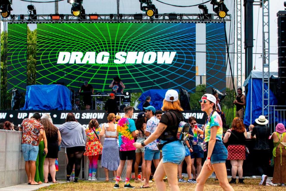 Asistentes al festival esperando el comienzo de un espectáculo "drag" en el escenario principal de Cosmic, durante el festival de música Wynwood Pride, en Miami, la Florida, el sábado 11 de junio de 2022.