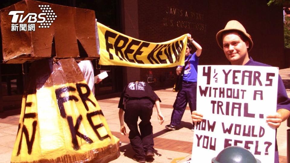 米特尼克的支持者舉著「釋放凱文」標語。（圖／達志影像美聯社）