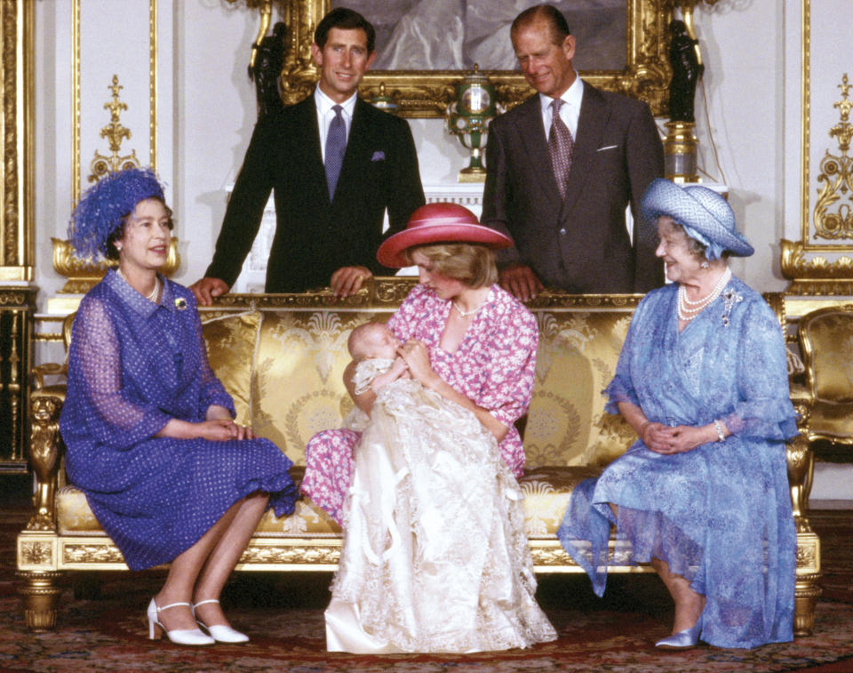 <p>En 1982, la reina y la familia real dieron la bienvenida al segundo en la línea de sucesión al trono: el príncipe Guillermo. Su bautizo tuvo lugar ese mismo año. En la fotografía, aparecen Diana, princesa de Gales (1961-1997), el príncipe Guillermo junto a Carlos (izquierda), el príncipe Felipe, la reina Isabel II (izquierda) y la reina madre Isabel (1900-2002) (<em>Fox Photos</em> / <em>Getty Images</em>).</p> 