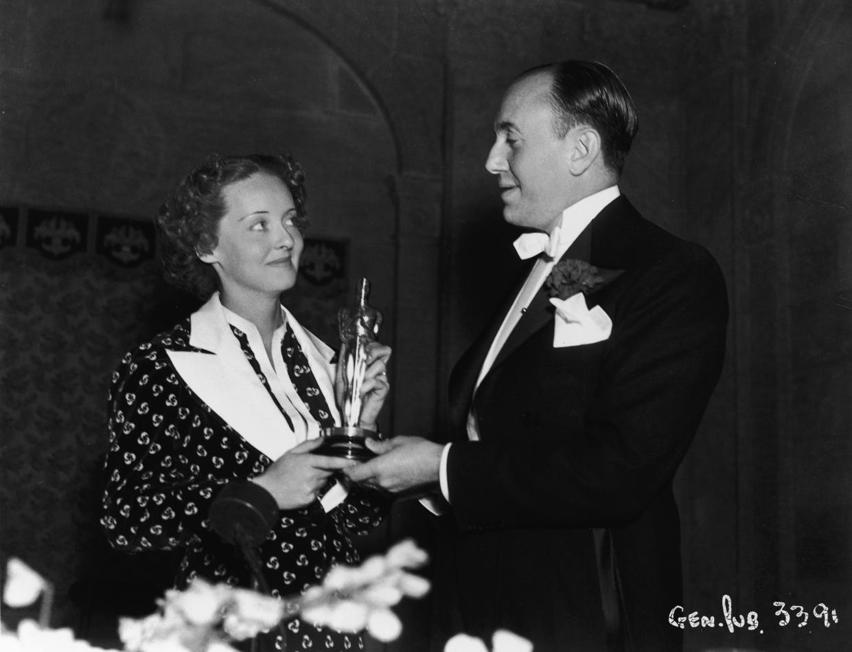 Bette Davis at the 1936 Oscars (Hulton Archive / Getty Images)