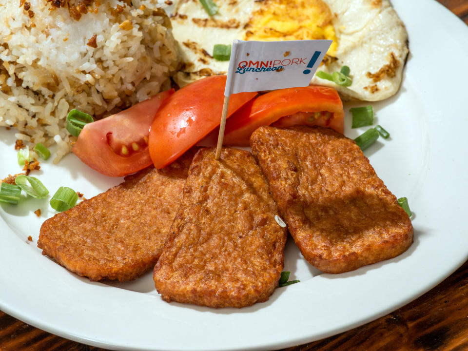 El platillo Spamsilog hecho con OmniPork, un alimento de origen vegetal que se parece al Spam, en Chef Reina, un restaurante en Brisbane, California, el 5 de agosto de 2021. (Kelsey McClellan/The New York Times)