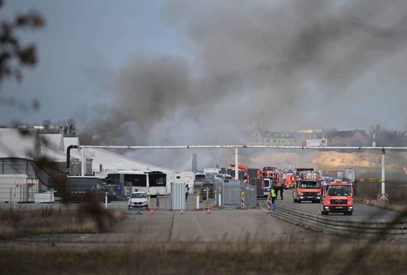 Smoke billows from a fire at a refugee accommodation at the former Tegel Airport. Sebastian Gollnow/dpa