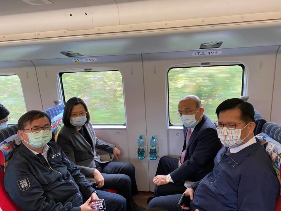 總統蔡英文今（20）天出席屏東火車站「南迴鐵路電氣化通車典禮」。   圖：翻攝自劉櫂豪臉書