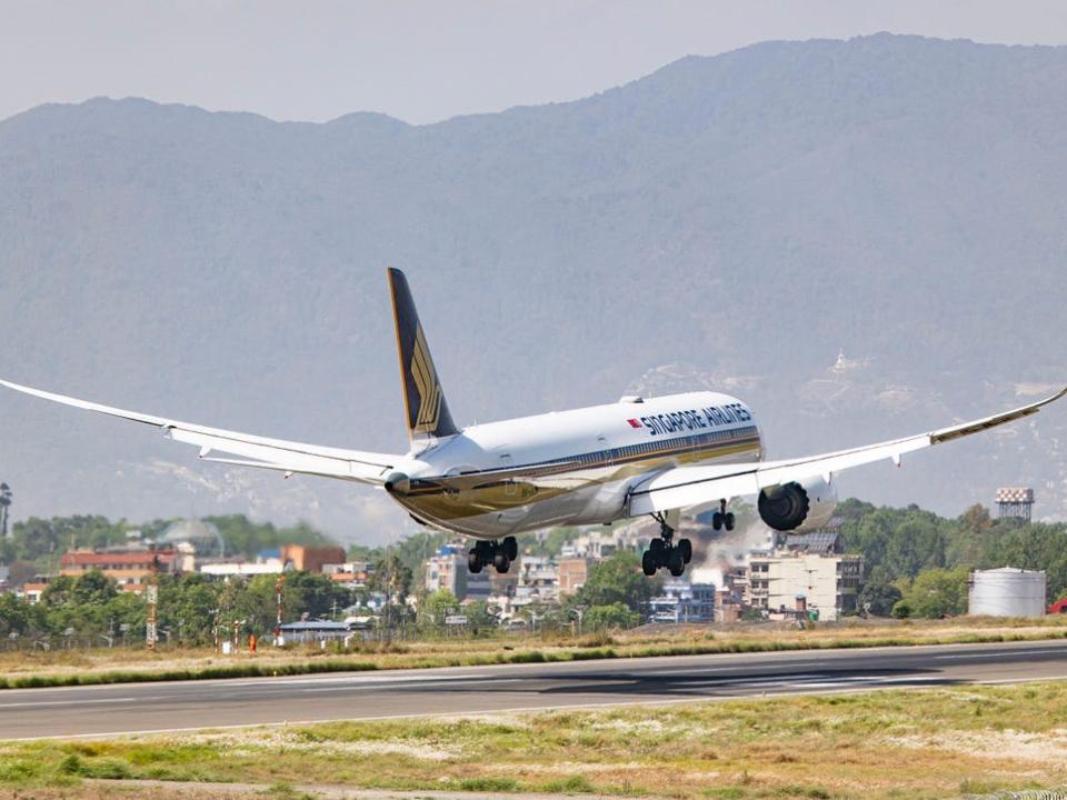 A Singapore Airlines Boeing 787 landing in Nepal.