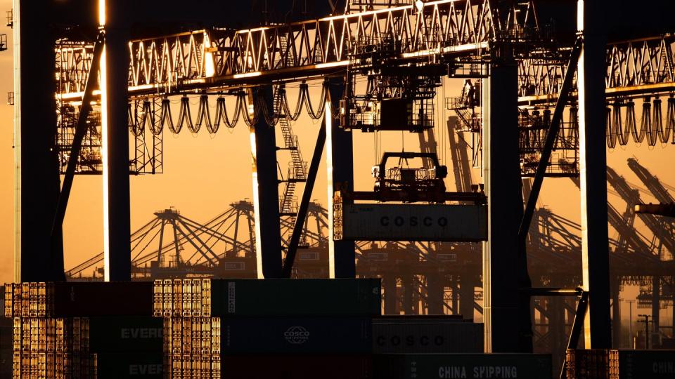 Containerterminal in Hamburg: Die Befragten sorgen sich um die wirtschaftlichen Auswirkungen der zweiten Corona-Welle, erklärt ZEW-Präsident Achim Wambach.