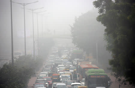 FILE PHOTO: Morning traffic during heavy fog in Delhi, India December 1, 2016. REUTERS/Cathal McNaughton/File Photo