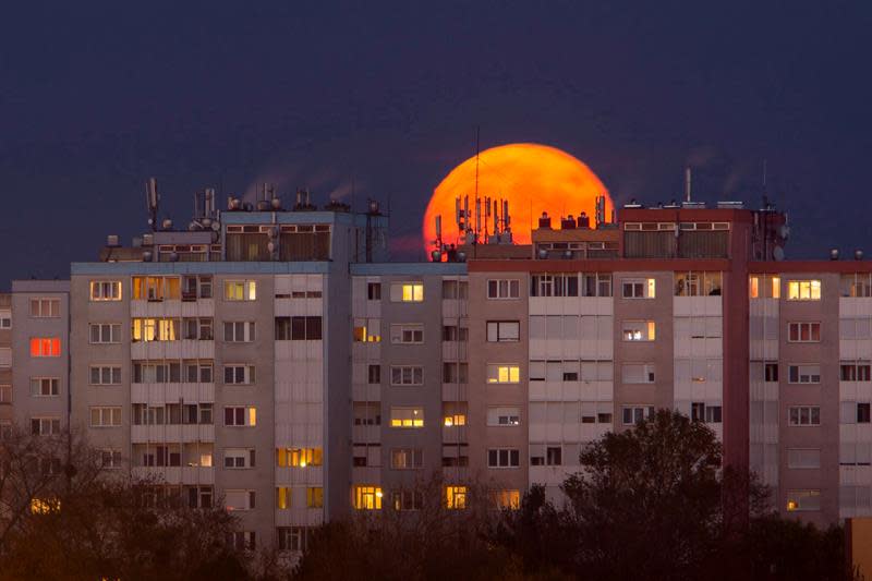 Vista de un grupo de edificios con el fondo de la superluna en Nagykanizsa, a 208 kilómetros al suroeste de Budapest, Hungría. (EFE)