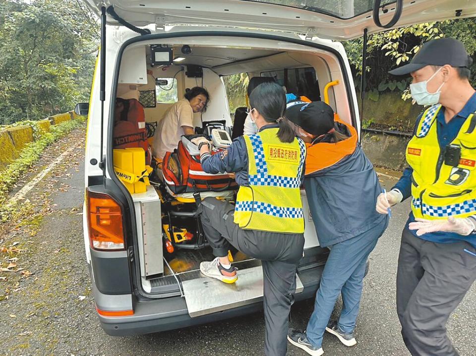 桃園市14人登山隊28日至南投縣鹿谷鄉鳳凰眼登山步道健行，遭虎頭蜂攻擊，6人送醫。（南投縣消防局提供／楊靜茹南投傳真）