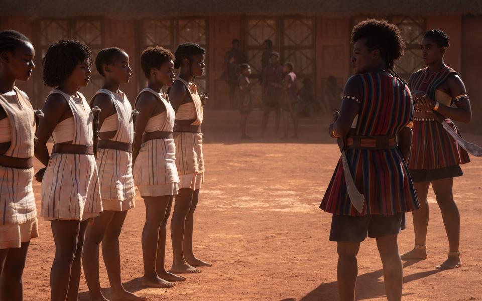 Generalin Nanisca (Viola Davis, zweite von rechts) bereitet die Agojie auf den Kampf gegen portugiesische Sklavenhändler vor. (Bild: Sony Pictures)