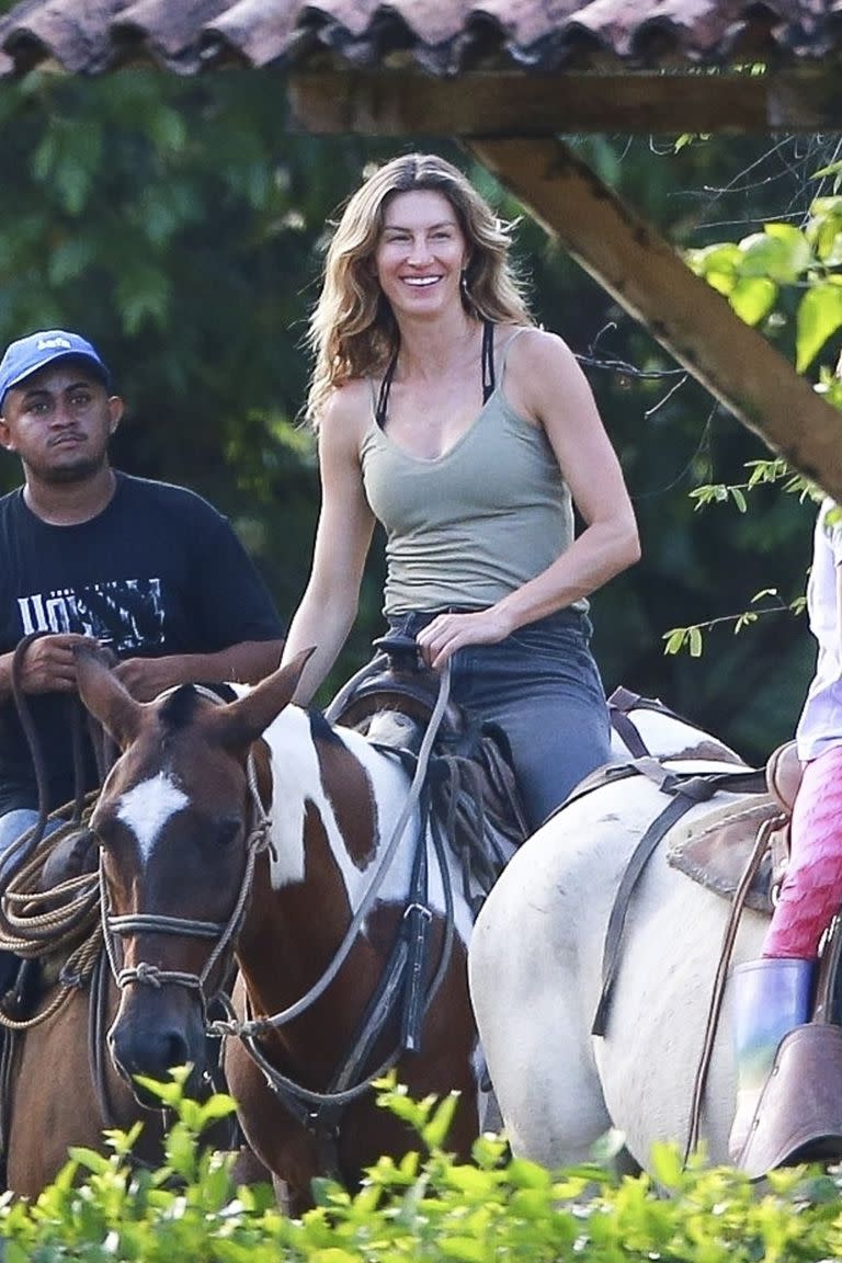 Gisele Bündchen es todo sonrisas mientras monta a caballo con el instructor de jiu-jitsu Joaquim Valente y sus hijos en Costa Rica