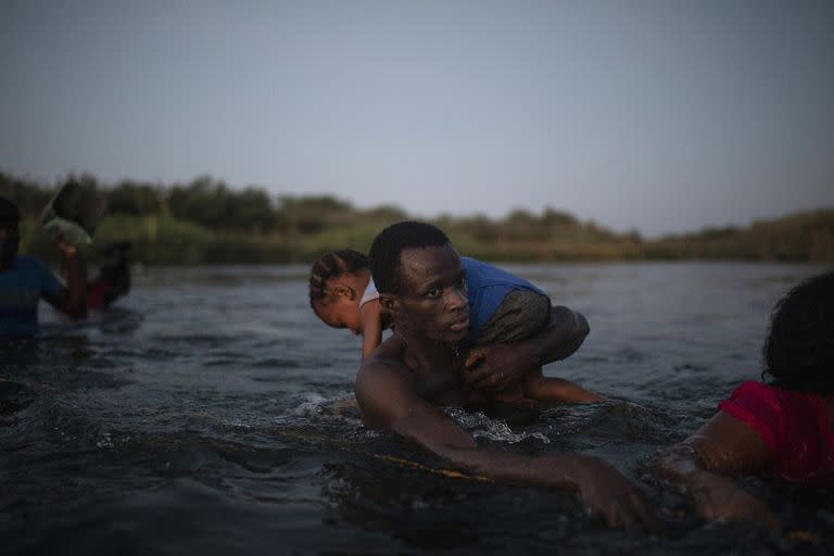 Los migrantes haitianos cruzaron el río Bravo desde Del Rio, Texas, hasta Ciudad Acuña, México, el 19 de septiembre, para evitar la deportación a Haití desde los EE. UU. 

