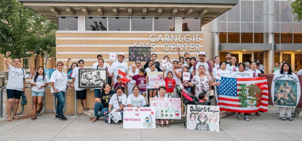 Activistas se reunieron en el exterior del Carnegie Arts Center de Turlock el 12 de julio de 2024 para la audiencia pública de comentarios del Departamento de Regulación de Pesticidas.