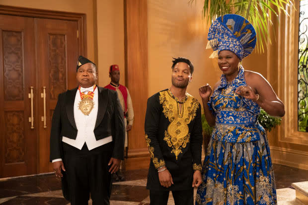 Lavelle Junson (Jermaine Fowler, center) and mom Mary (Leslie Jones).