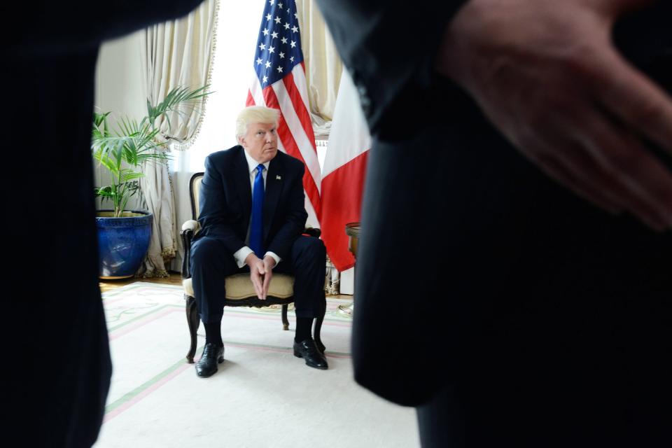 Belgium, Brussels, May 25th 2017Meeting between Donald Trump and Emmanuel Macron at the United States's embassy in Brussels. Donald Trump and Emmanuel Macron are posing for the photographers in one of the embassy's salon.Belgique, Bruxelles, 25 Mai 2017Rencontre entre Donald Trump et Emmanuel Macron ‡ l'ambassade des Etats Unis ‡ Bruxelles.Donald Trump et Emmanuel Macron posent pour les photographes dans un des salons de l'ambassade.Michael Zumstein / Agence VU