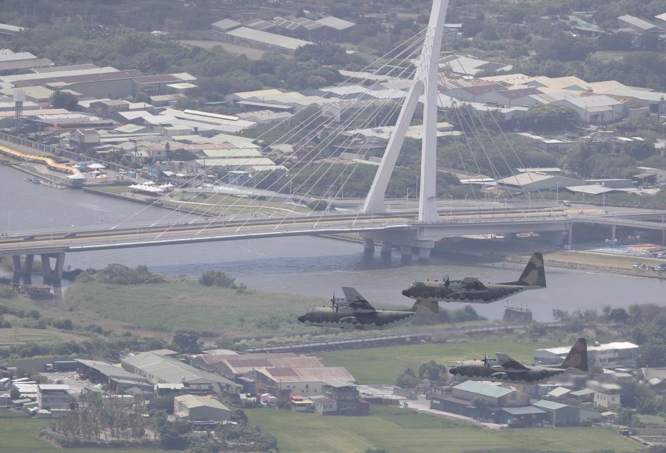 國慶大會10日上午在總統府前舉行，C-130H運輸機參與國慶大會，並飛越社子大橋。(中央社)