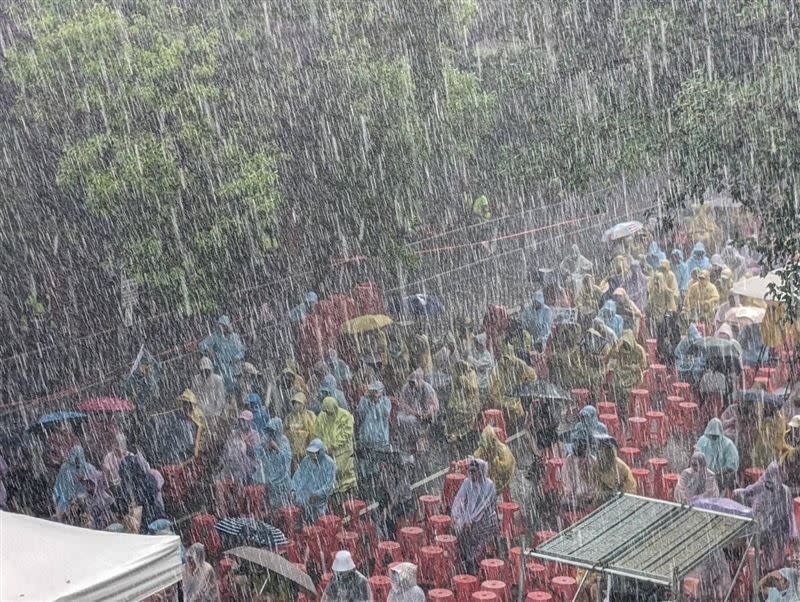 青鳥行動集結，午後下大雷雨（圖／翻攝自王定宇臉書）