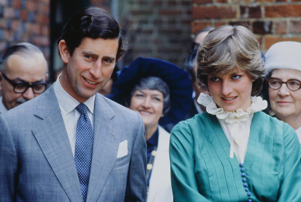 El Príncipe Carlos y Lady Diana Spencer inaugurando la Exposición Mountbatten en Broadlands, la residencia de Lord Louis Mountbatten, quien fue asesinado en Irlanda.