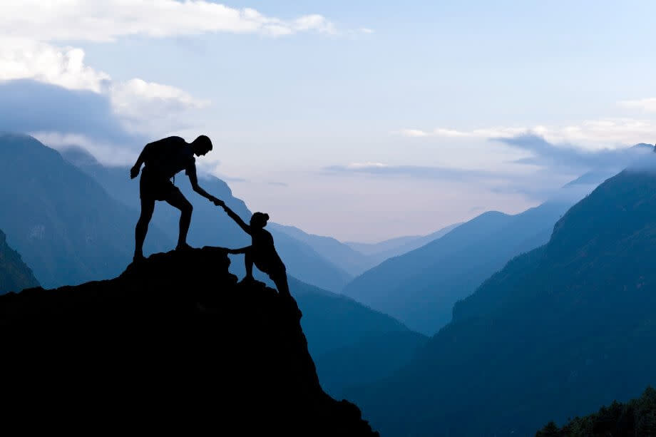 Teamwork Ehepaar helft Hand Vertrauen Hilfe Silhouette in den Bergen, Sonnenuntergang. Team von Bergsteigern Mann und Frau Wandern, helfen einander auf der Bergspitze, schöne Landschaft im Himalaya Nepal