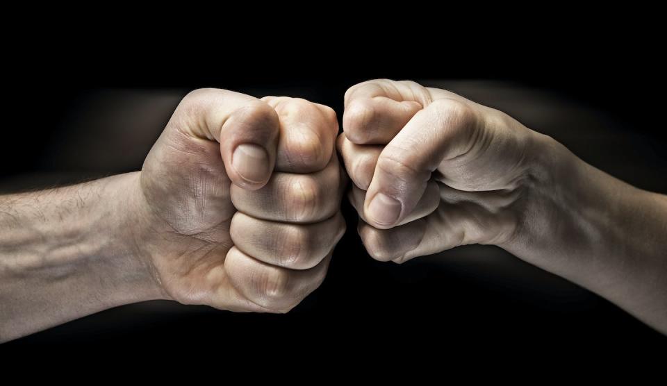 <a href="https://www.shutterstock.com/es/image-photo/image-close-clash-two-fists-on-593298200" rel="nofollow noopener" target="_blank" data-ylk="slk:Shutterstock / SvetaZi;elm:context_link;itc:0;sec:content-canvas" class="link ">Shutterstock / SvetaZi</a>