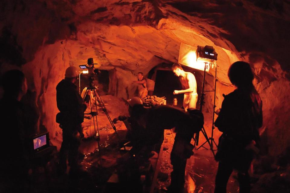 除了訪談與記錄，還以拍攝電影的手法動員演員、美術等二十多人的劇組，重現西表島礦坑工作場景。（希望行銷提供）