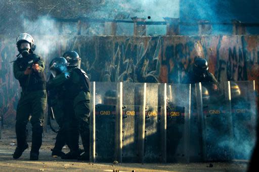 Un piquete de la Guardia Nacional Bolivariana choca con manifestantes durante una protesta contra el gobierno venezolano en Caracas el 16 de marzo de 2014 (AFP | Juan Barreto)