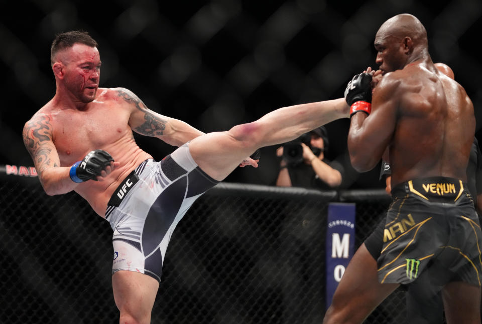 NUEVA YORK, NUEVA YORK - 06 DE NOVIEMBRE: (LR) Colby Covington patea a Kamaru Usman de Nigeria en su pelea por el campeonato de peso welter de UFC durante el evento UFC 268 en el Madison Square Garden el 06 de noviembre de 2021 en la ciudad de Nueva York.  (Foto por Cooper Neill/Zuffa LLC)