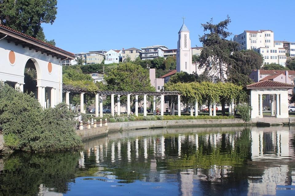 <b>Photo: Lake Merrit/<span>Wikipedia</span></b>