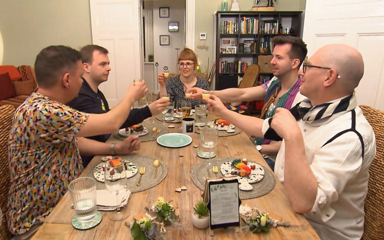 Zum Regenbogenkuchen gibt's ein Eierlikörchen, von links: Jan, Tim, Sally, Tobi und Karsten.
 (Bild: RTL)