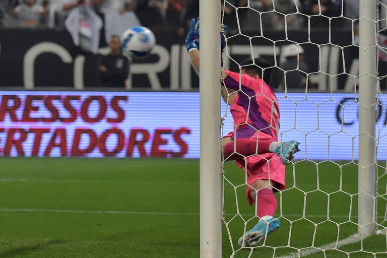 Agustín Rossi desvía el penal de Róger Guedes durante el partido de la Copa Libertadores frente a Corinthians 