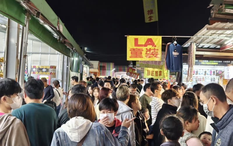 紅髮艾德搭黃色小鴨熱潮 高雄夜市人潮客滿至深夜