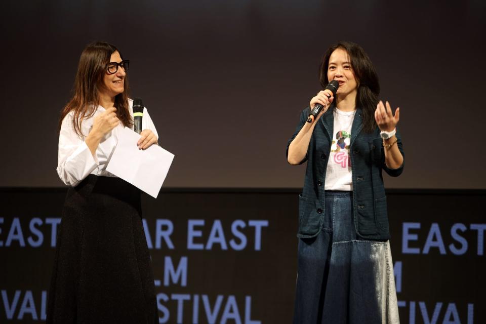 義大利烏甸尼遠東國際影展主席Sabrina Baracetti（左）非常喜歡《愛情城事》，右為該片監製曾寶儀。（烏甸尼遠東國際影展提供）