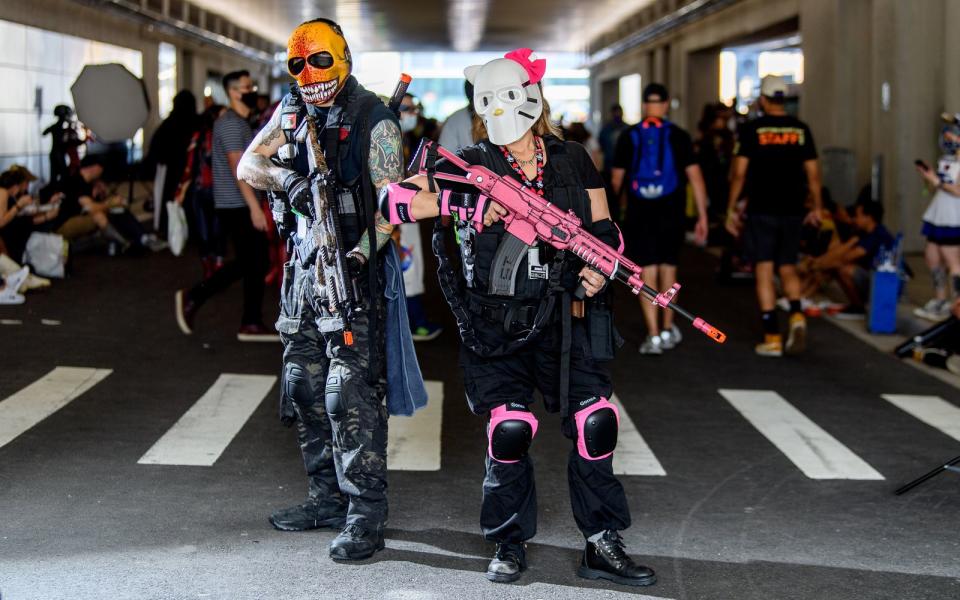 Diese Figuren könnten gerade aus nahezu jedem Online-Shooter entspringen. Wir tippen: "Call of Duty: Warzone". (Bild: Roy Rochlin/Getty Images)