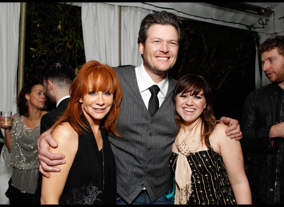 Reba McEntire, Blake Shelton, y Kelly Clarkson en la fiesta de Warner Music por el Grammy, llevada a cabo en el Chateau Marmont el 12 de febrero de 2012 en Los Angeles, California  (Todd Williamson/Getty Images for InStyle)