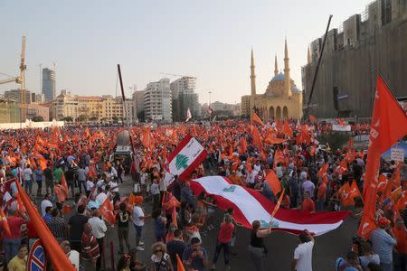 Supporters of the Free Patriotic Movement (FPM) carry flags during a protest in Beirut, Lebanon, September 4, 2015. REUTERS/Aziz Taher