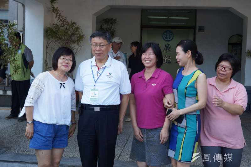 台北市長柯文哲在澎湖與民眾合照。（王彥喬攝）