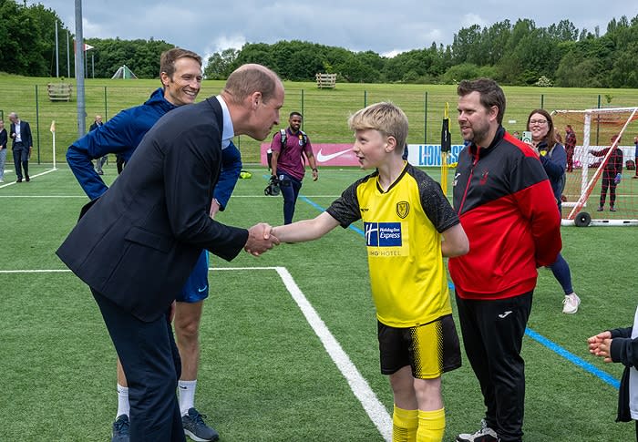 El príncipe Guillermo en su visita a la selección inglesa de fútbol