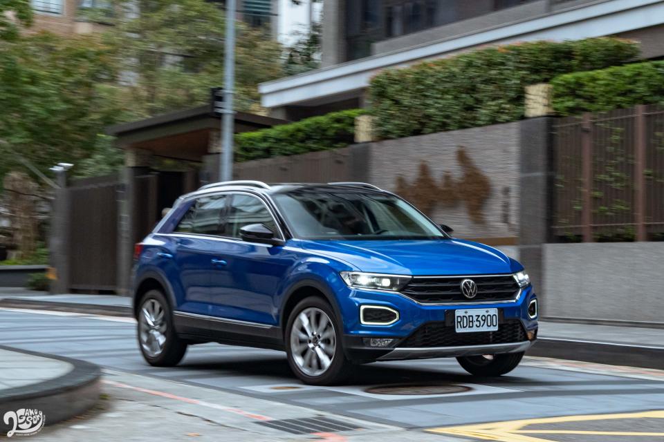 透過懸吊幾何的優異調校， T-Roc 280 TSI Style Design 的操控身手還是優於多數的 CUV 車款。