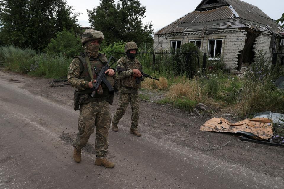 2名烏克蘭軍人8日在東部頓內茨克州的弗拉米夫卡（Vremivka）村巡邏。路透社