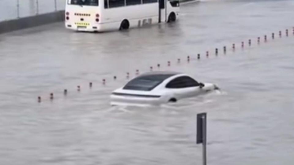 甚至還有Porsche Taycan硬要從水中通過，被網友戲稱「電動潛水艇」。(圖片來源 / 翻攝自Facebook)