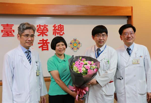 C肝患者張女士(左二)獻花感謝醫療團隊的照顧。（圖片提供／台北榮總醫院）