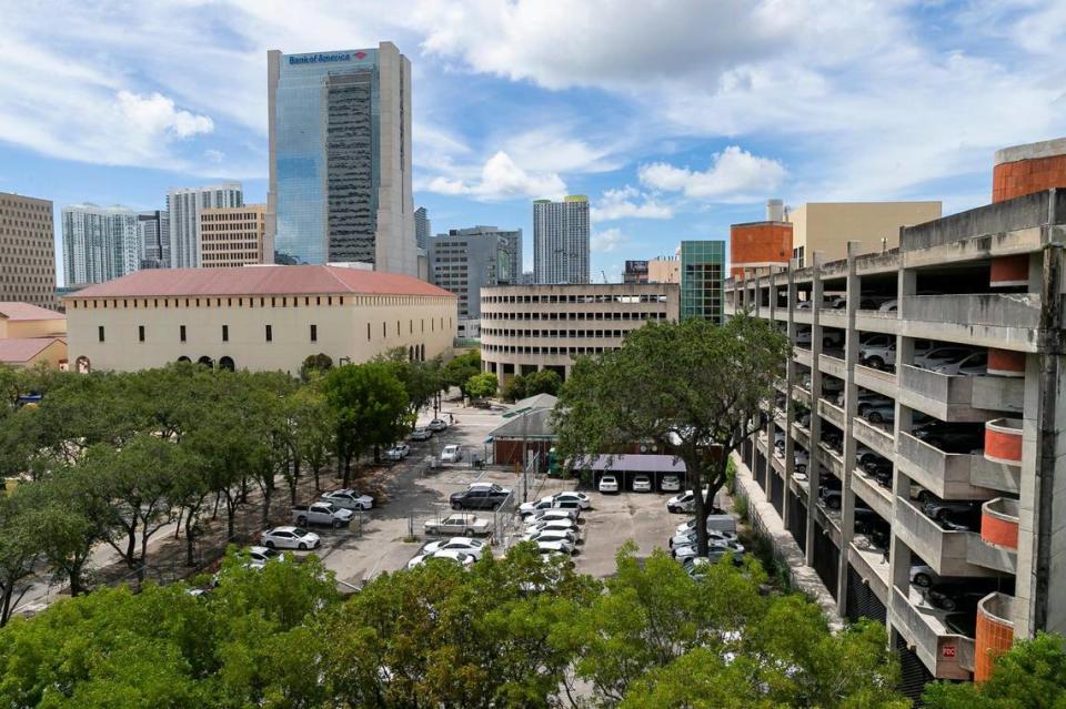 El Condado Miami-Dade está ofreciendo terrenos y edificios públicos que rodean su torre del Stephen P. Clark Government Center a urbanizadores como parte de un plan para crear un nuevo barrio en el downtown de la ciudad. Las propiedades que se ofertan incluyen el estacionamiento y la gasolinera del condado, en el centro, los dos estacionamientos adyacentes y la Biblioteca Principal y Centro Cultural de Miami-Dade, a la izquierda, que serían demolidos y sustituidos. La torre se mantendría.